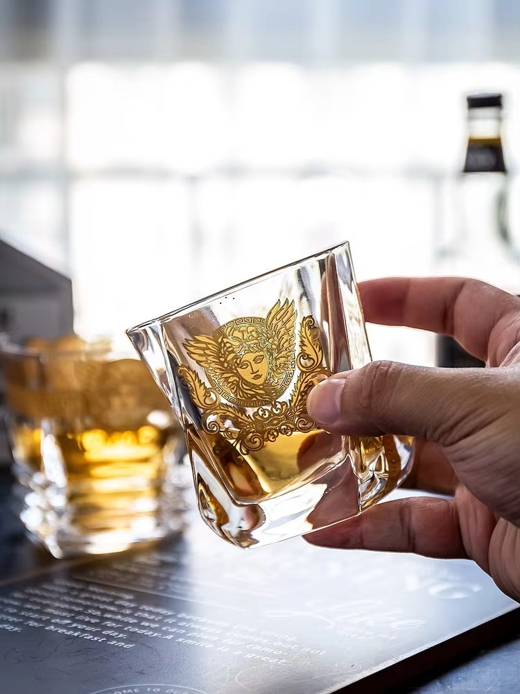 メデューサ ゴールドヘッド塗装ウイスキーグラス 多機能酒ワイ - Wine To Beer To Liquor のレビューと価格