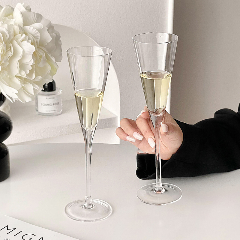 フランスのロマンチックな儀式用シャンパングラスとワイングラス - Champagne Flute Pair のレビューと価格